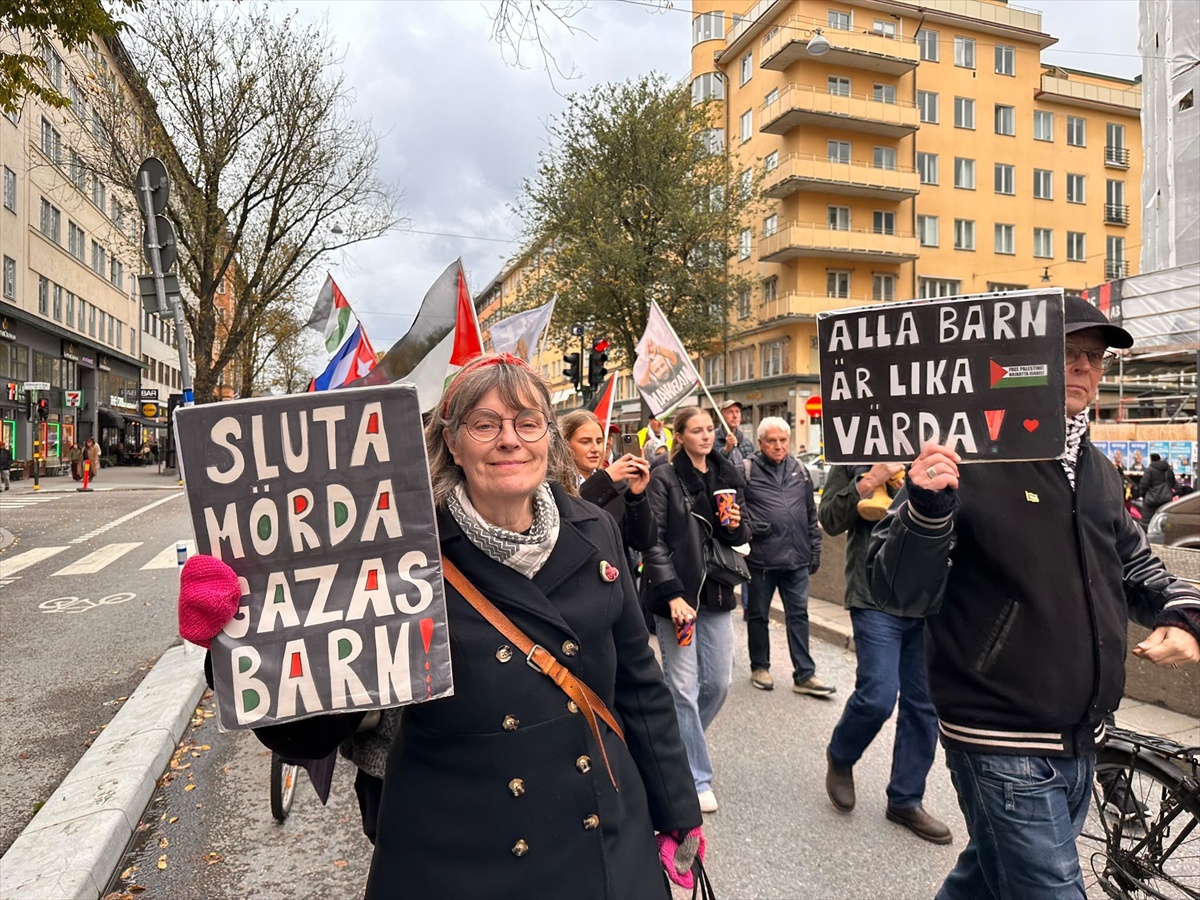 Stockholm'de yüzlerce kişi Gazze için İsveç Parlamentosu önüne yürüdü