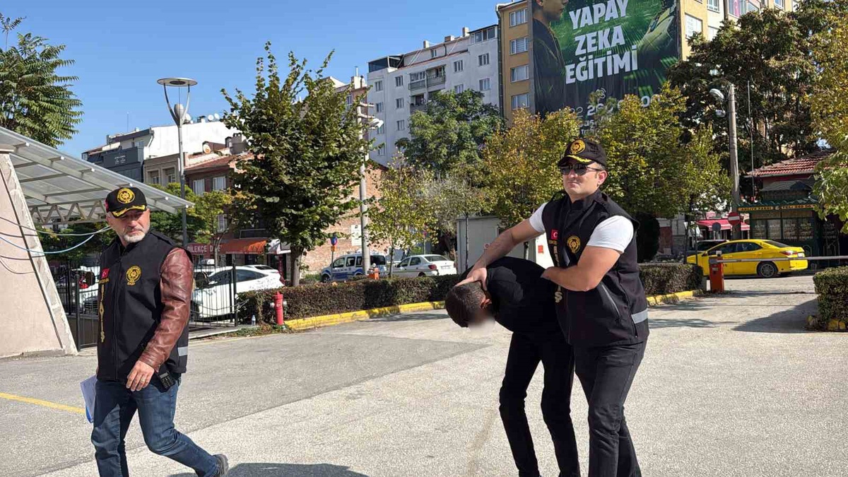 Tespih bahanesiyle öğrenciden 100 TL alan şüpheli Eskişehir'de adliyeye sevk edildi