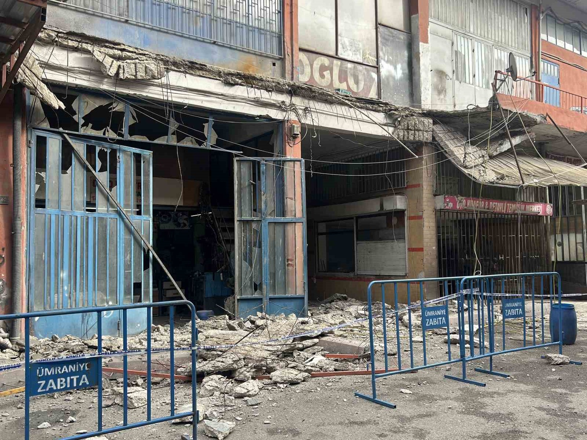 Ümraniye'de oto elektrik dükkanının balkonunda kısmi çökme oldu, 3 işçi yaralandı