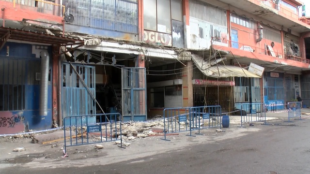 Sanayi sitesinde balkon çöktü: 3 yaralı