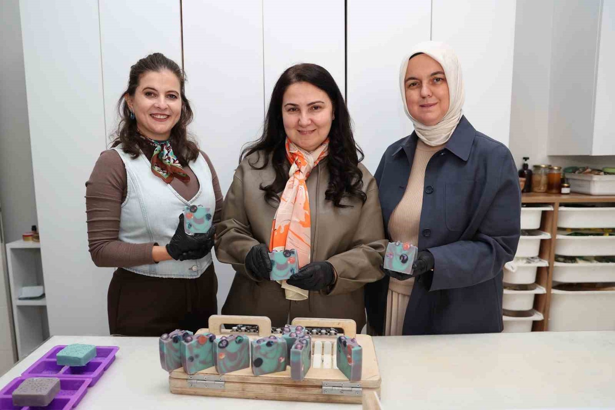 Vali eşi Elif Makas, Düzce'de bitkisel kozmetik üreten kadın girişimciyi ziyaret etti