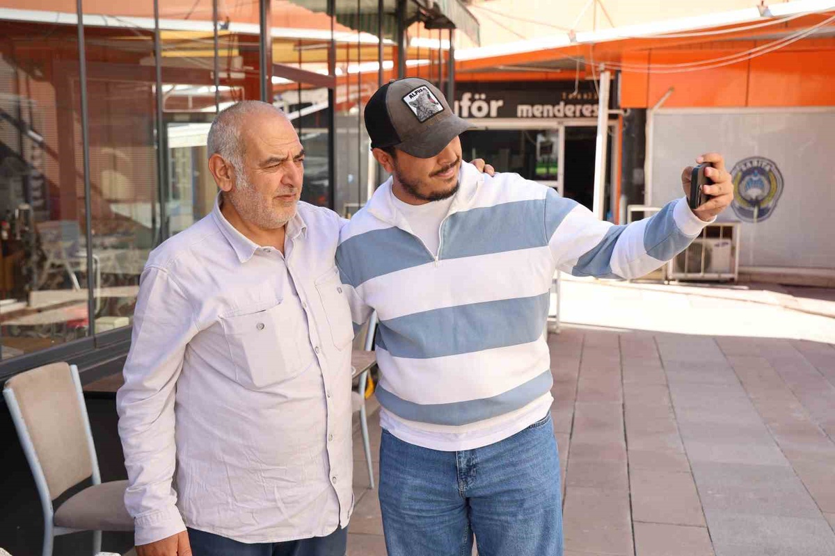 Vatandaşlar, Abidin'e benzeyen Aksaraylı lokantacıyla fotoğraf çektiriyor