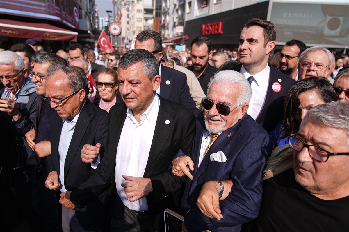 Yeni Parti Genel Başkanı Özel, 'sansüre hayır habere özgürlük' yürüyüşüne katıldı