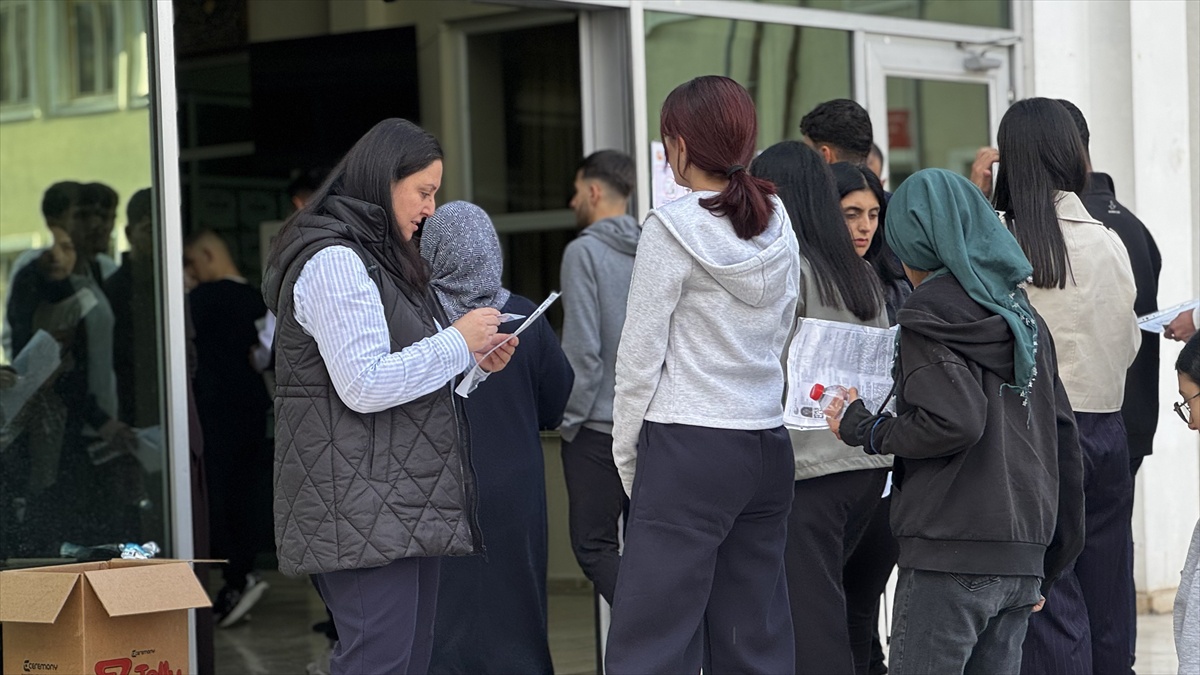 2026-KPSS Ortaöğretim sınavı, 2 milyon 985 bin 438 adayın başvurusuyla başladı.