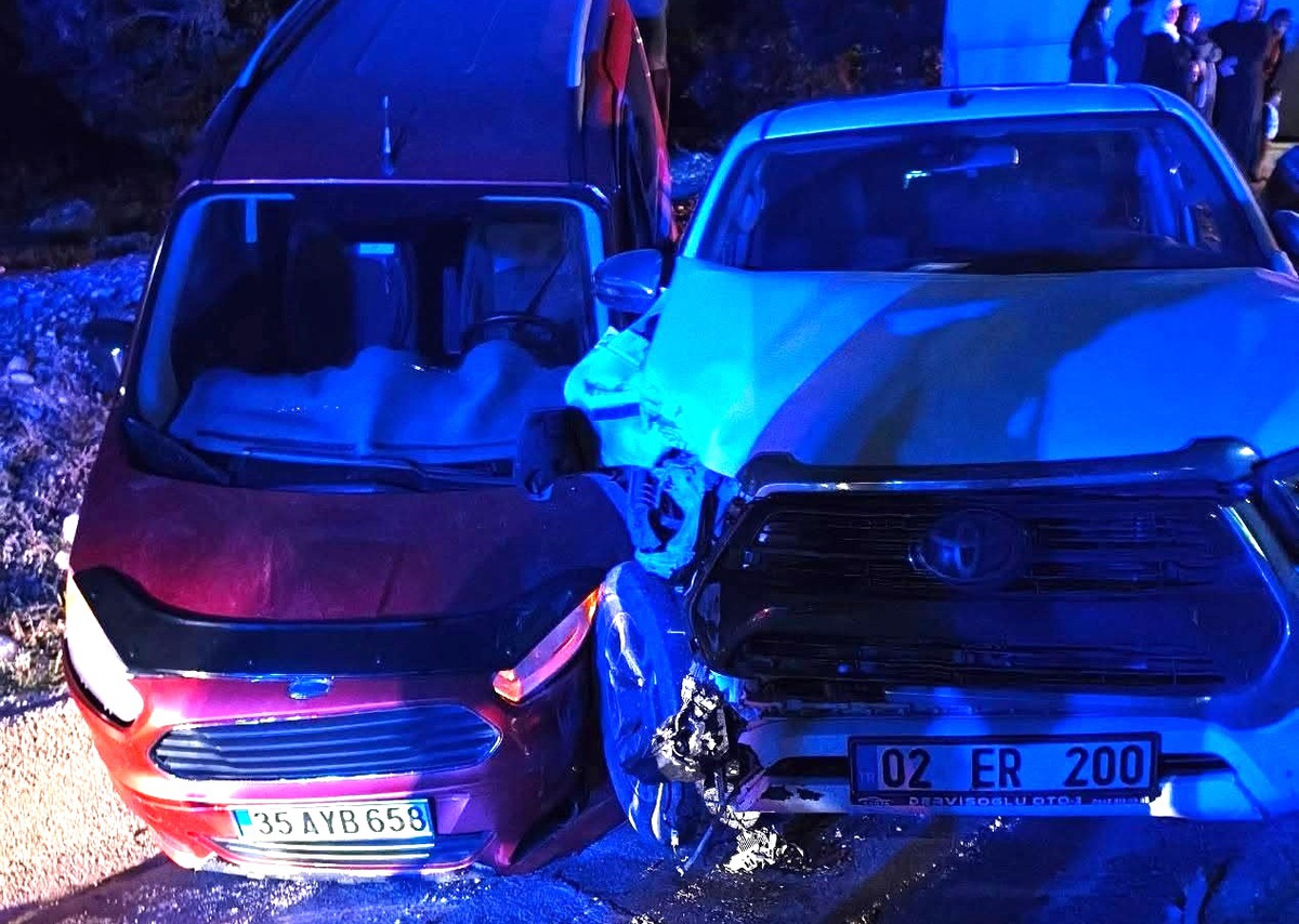 Adıyaman Kahta'da iki hafif ticari araç çarpıştı, 4'ü çocuk 8 kişi yaralandı