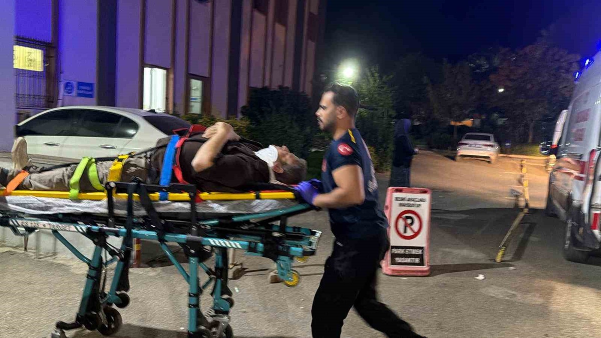 Adıyaman Kahta'da iki otomobil çarpıştı, kazada 8 kişi yaralandı