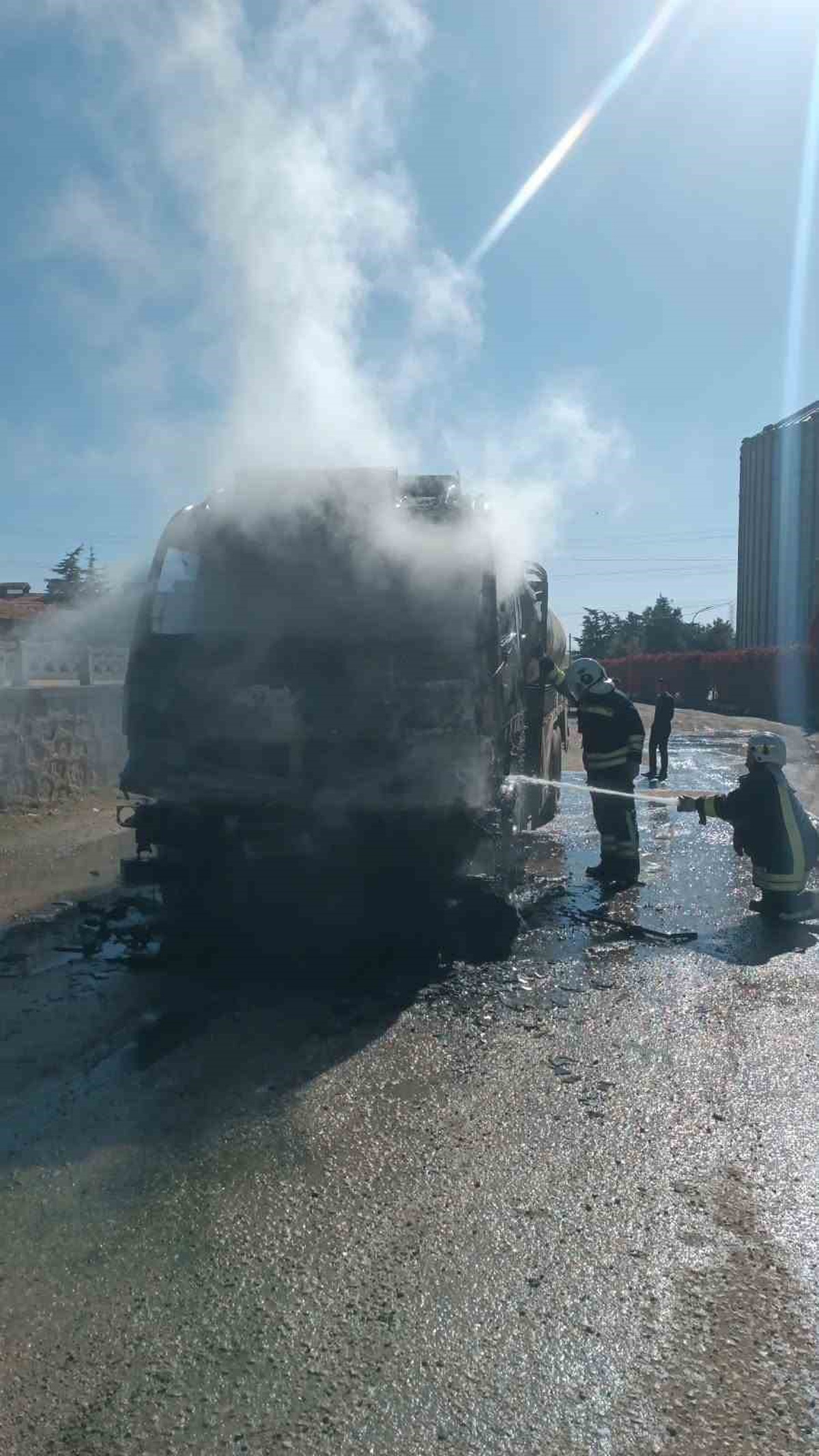 Afyonkarahisar'da boş tanker yangını çevredeki araçlara sıçramadan söndürüldü