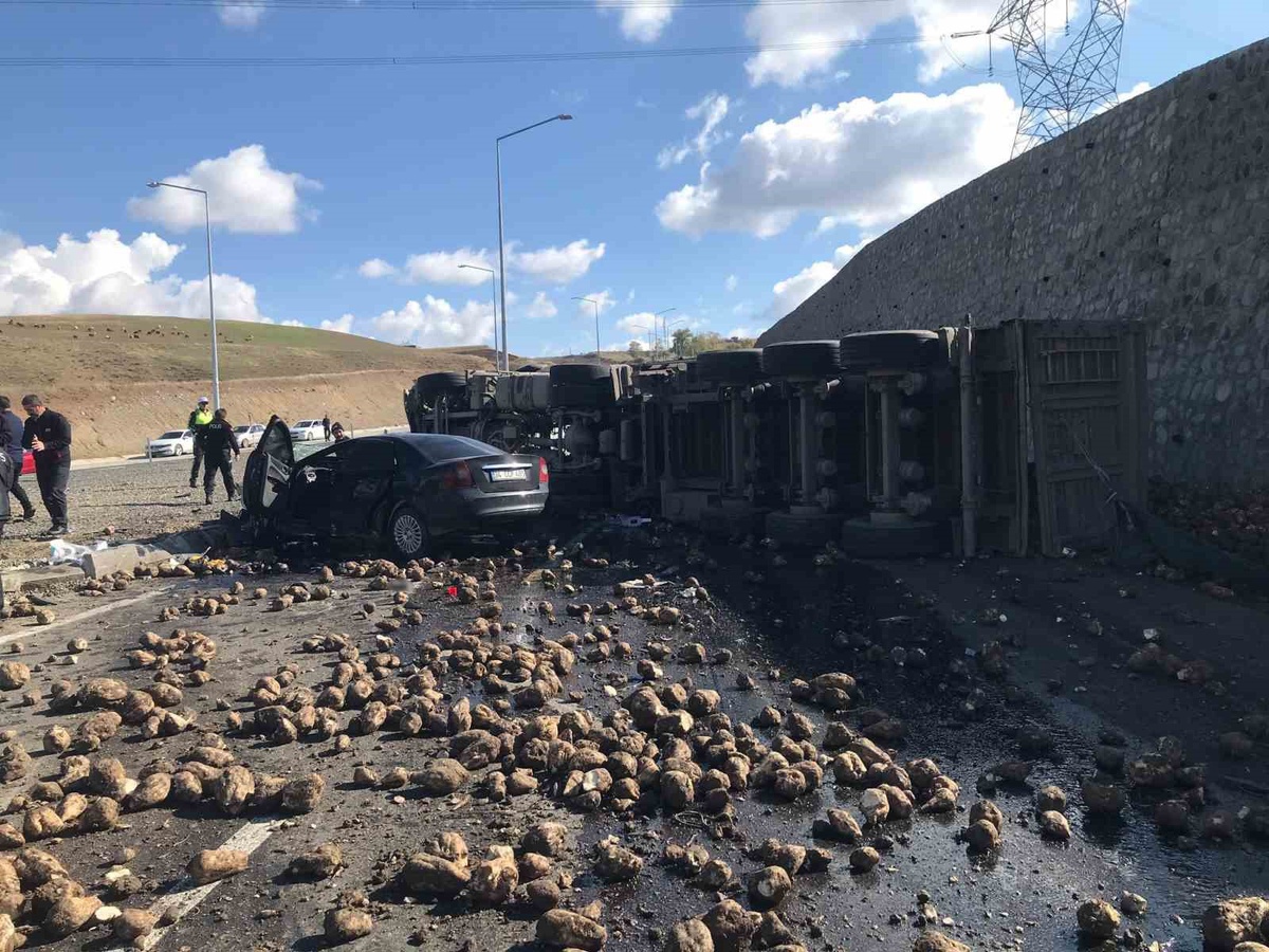 Ağrı'da pancar yüklü tır otomobili altına aldı! 4 kişi hayatını kaybetti