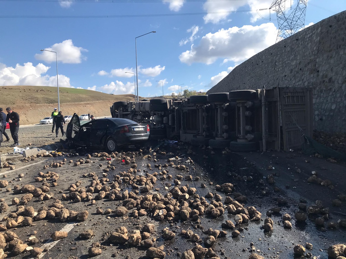 Ağrı Hamur'da pancar yüklü TIR otomobille çarpıştı, 4 kişi öldü, 1 kişi yaralandı