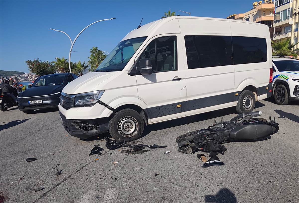Alanya'da minibüsle çarpışan motosikletin 20 yaşındaki sürücüsü hastanede öldü