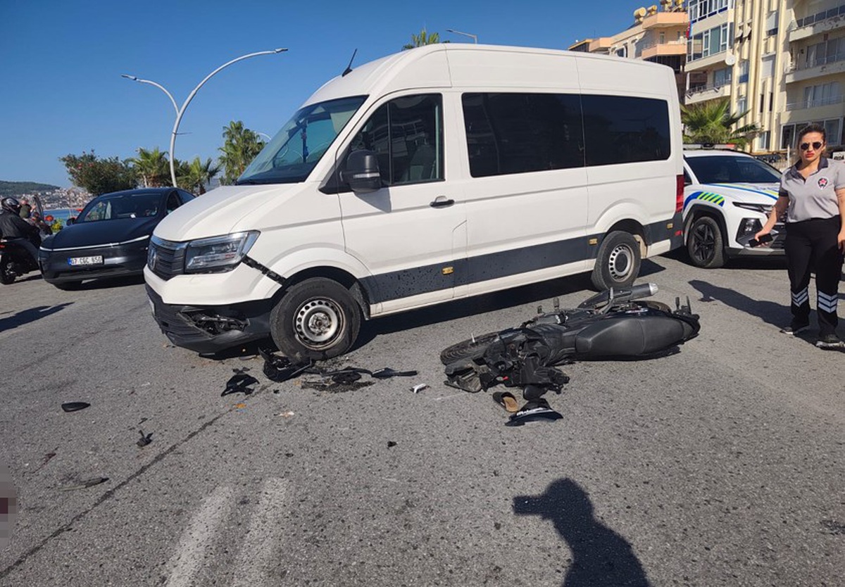 Alanya'da motosiklet minibüs çarpıştı, üniversiteli genç kız hayatını kaybetti