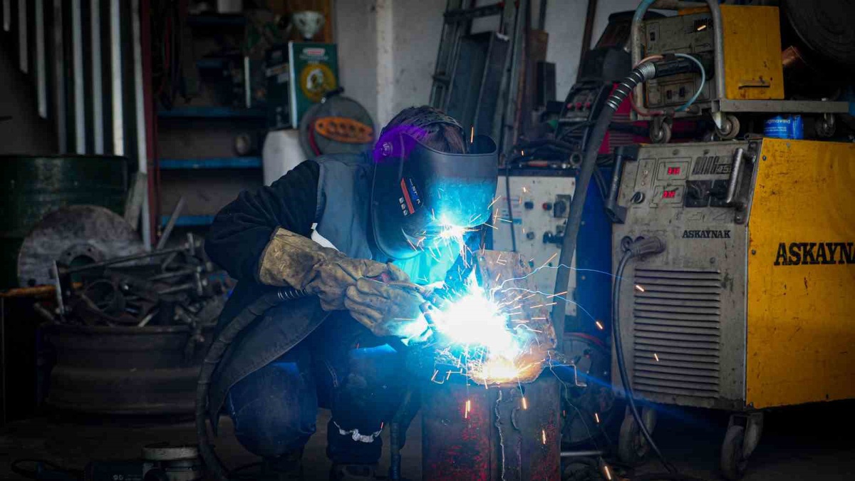 Ankara Çubuk'ta 18 yaşındaki genç kız, fabrikada günde 18 otobüs kaynatıyor