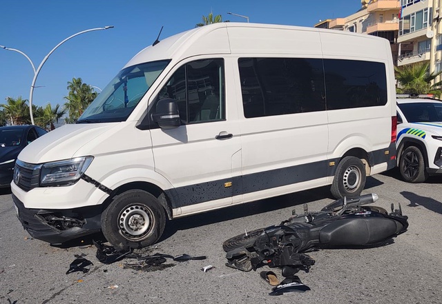 Alanya'da minibüs ve motosiklet çarpıştı; üniversite öğrencisi yaşamını yitirdi