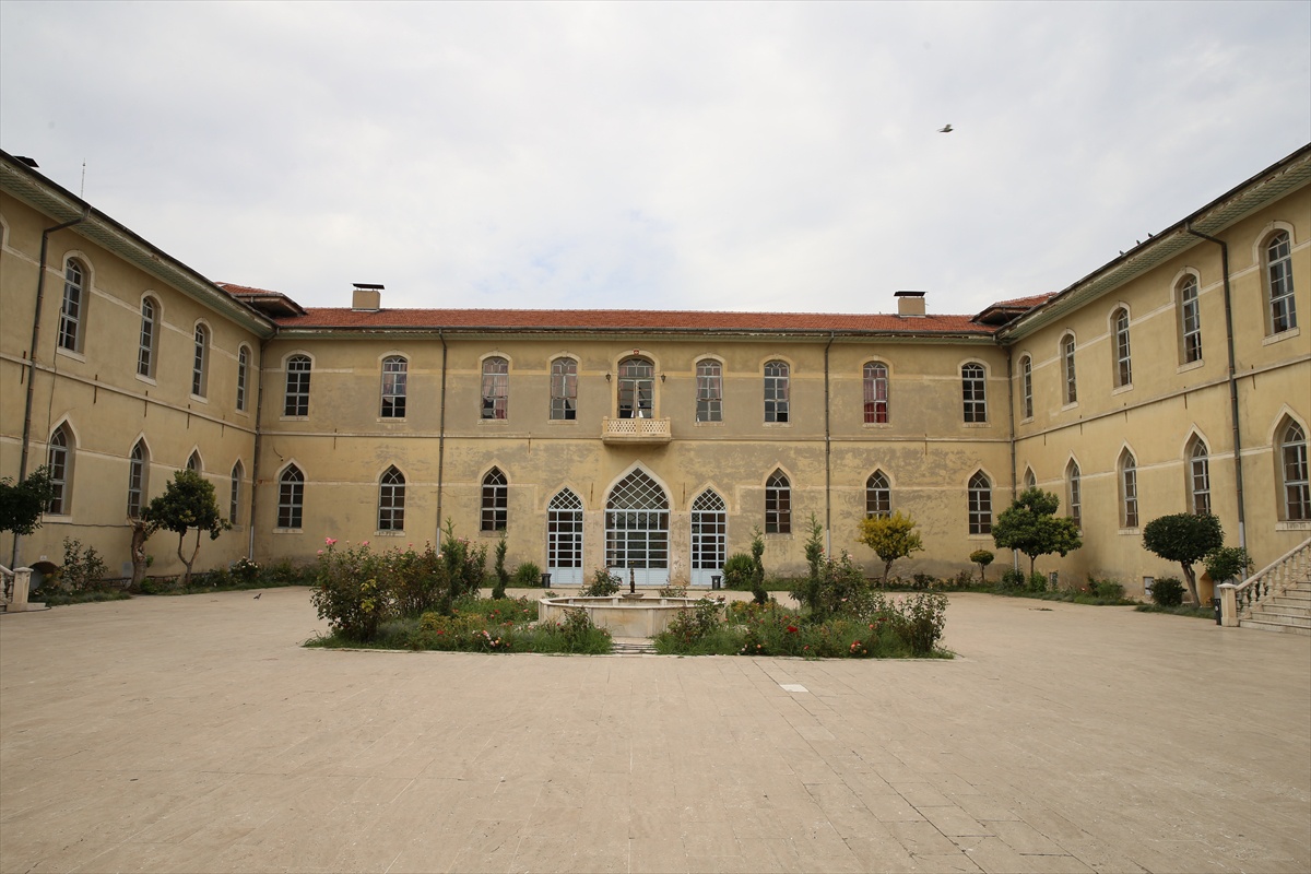 Atatürk'ün 1931'de ziyaret ettiği Denizli Lisesi 152 yıldır eğitim veriyor