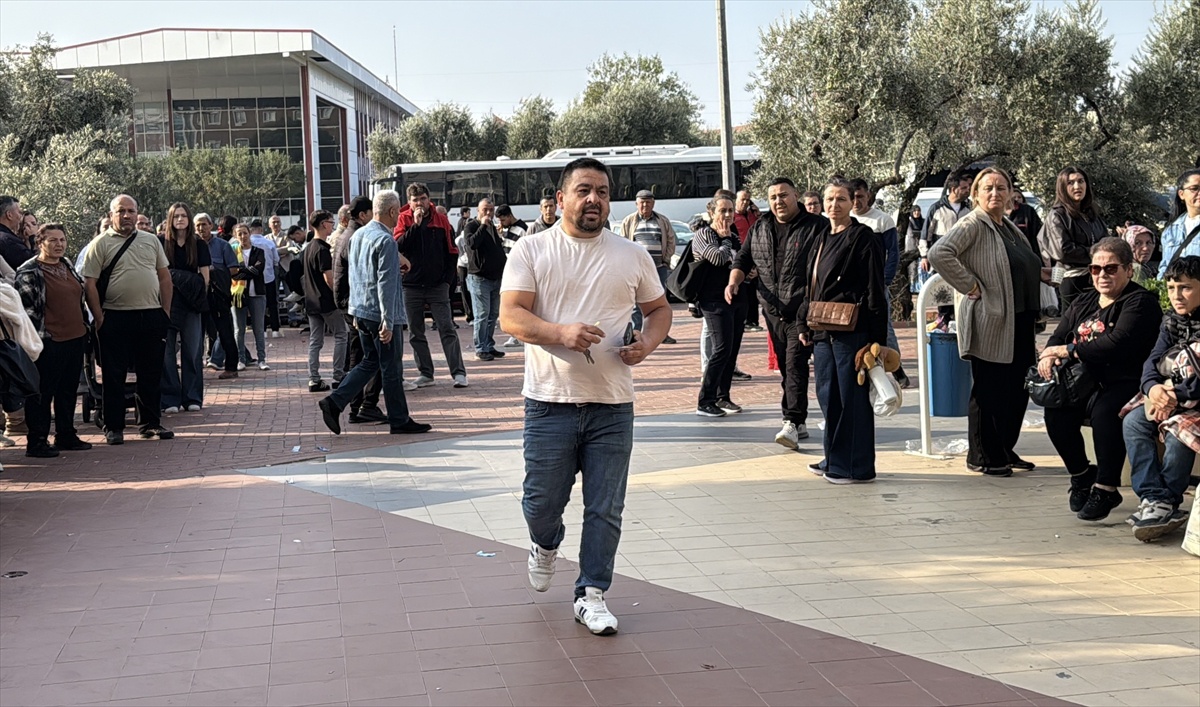Aydın'da KPSS öncesi nüfus cüzdanını düşüren aday, babasının yardımıyla sınava girdi