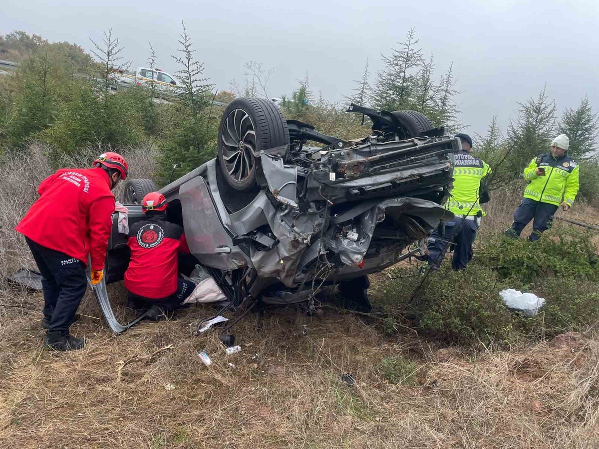 Balıkesir'de bariyerleri aşan otomobil şarampole uçtu, itfaiye 1 yaralıyı çıkardı