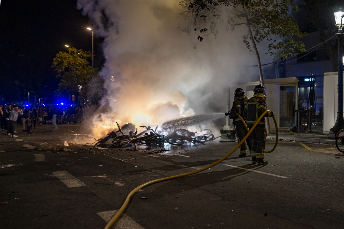 Barselona'da gençlik protestosunda 100 kişi gözaltına alındı