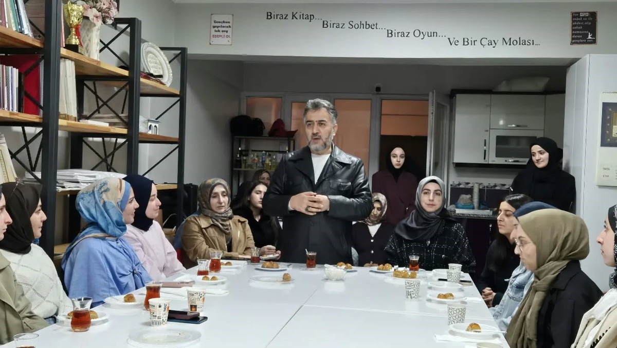 Bayburt İl Müftüsü Bektaş, hadis sohbetinde üniversite öğrencileriyle buluştu
