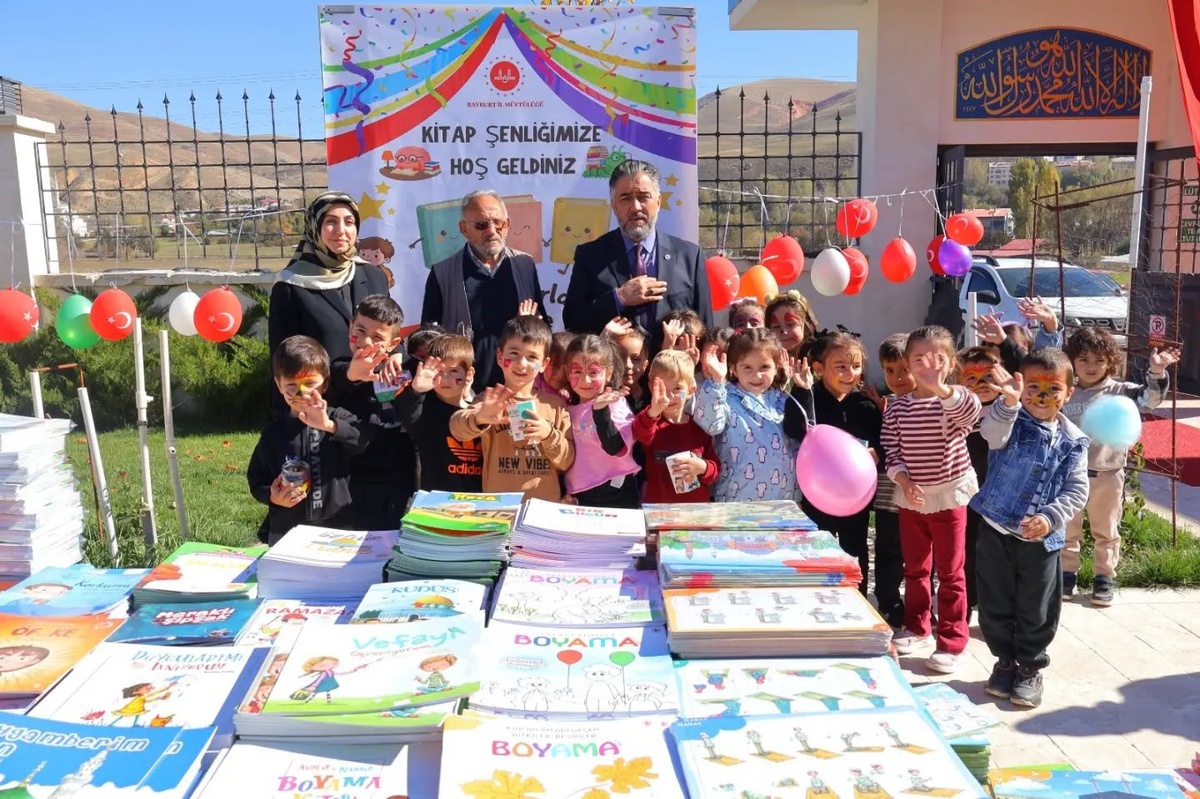 Bayburt'ta 4-6 yaş Kur'an kursu öğrencileri kumbara birikimiyle kitap satın aldı