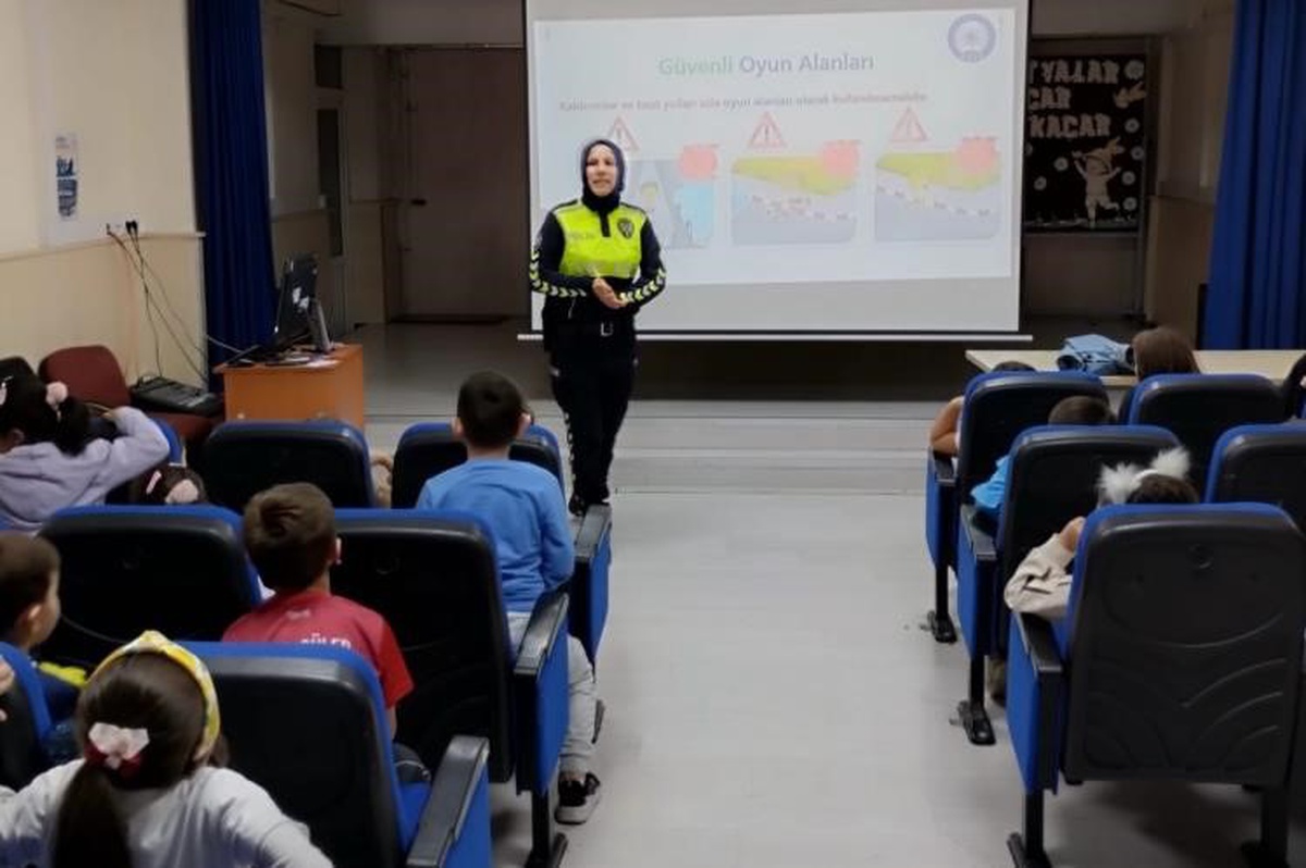 Bilecik'te Atatürk İlkokulunda 90 öğrenciye trafik güvenliği eğitimi verildi