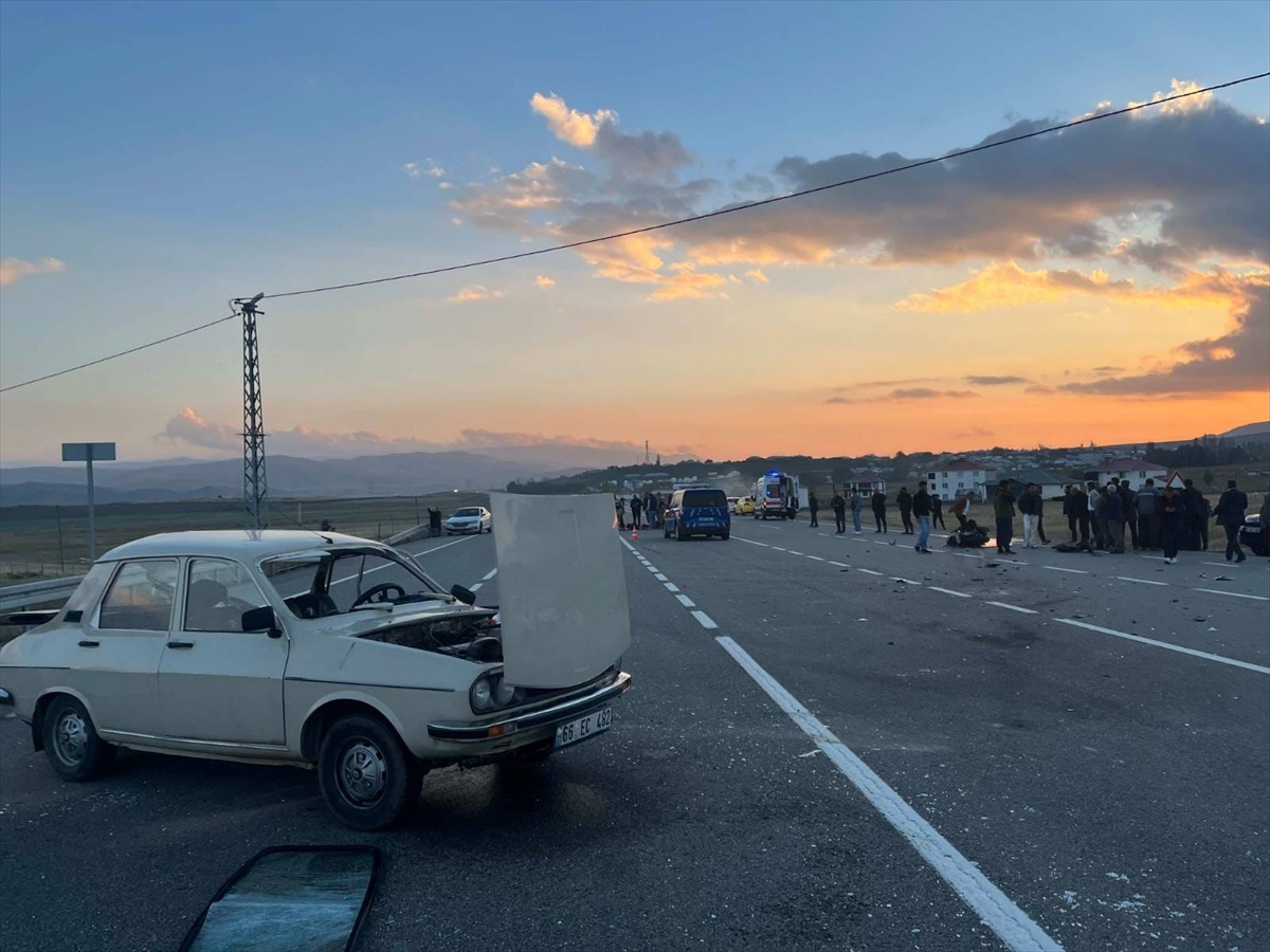 Bingöl Karlıova'da otomobil ile motosiklet çarpıştı, 3 kişi yaralandı