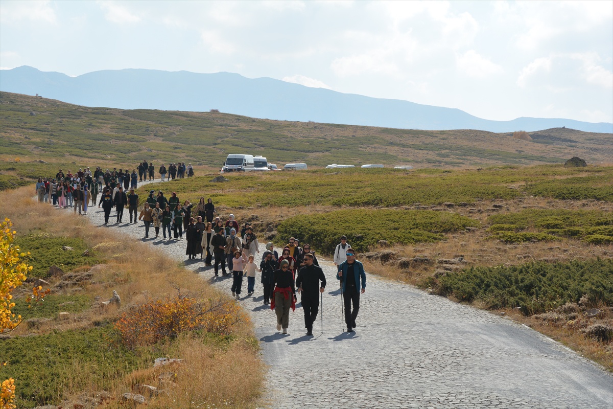 Bitlis Tatvan'da 200 doğasever Nemrut Kalderası'nda 10 kilometre yürüdü