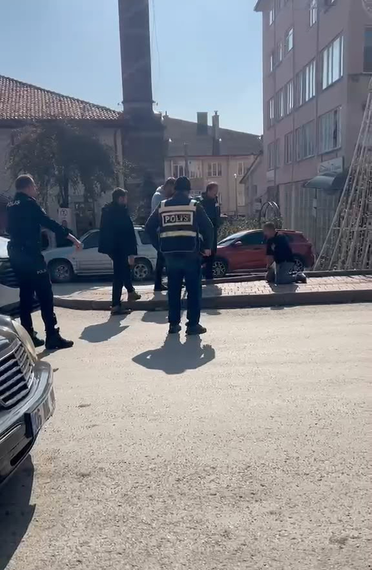 Bolu Gerede'de elinde bıçakla bağıran şahıs polis tarafından ikna edildi