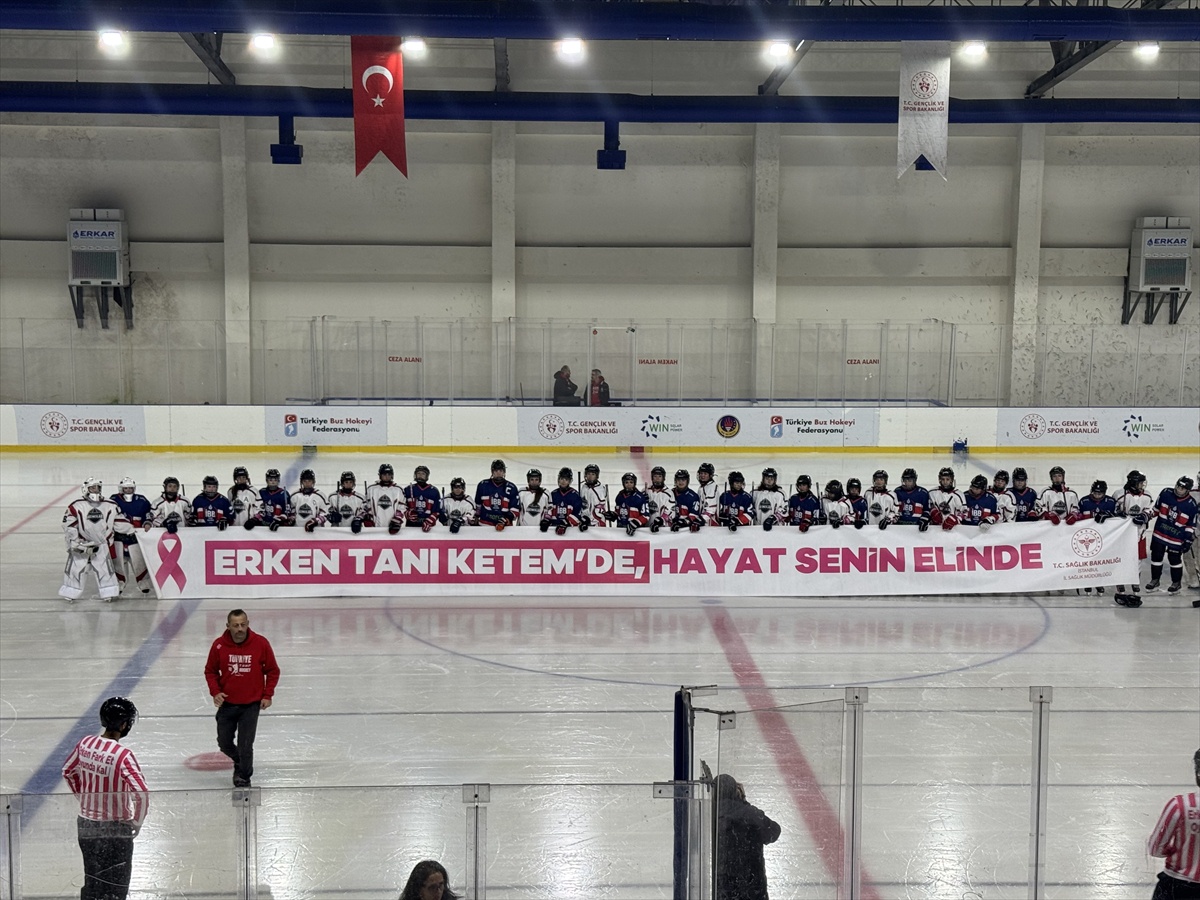 Buz Hokeyi Kadınlar Süper Ligi'nde "pembe pak"la meme kanserinde erken tanıya dikkat çekildi
