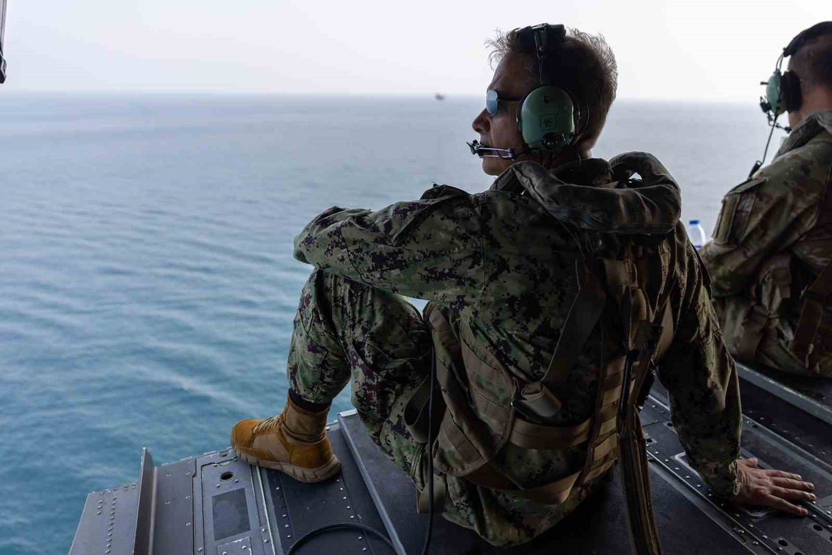 CENTCOM Komutanı, Hürmüz Boğazı'nda son 6 ayda 3 binden fazla gemi geçtiğini açıkladı