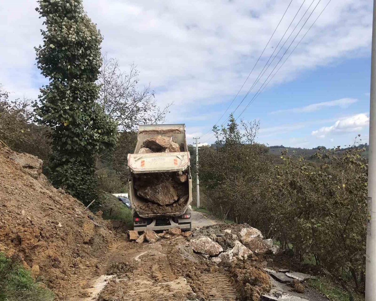 Düzce Çamlısu'da kayma yaşanan yol taş tahkimatı ve dolguyla stabilize edildi