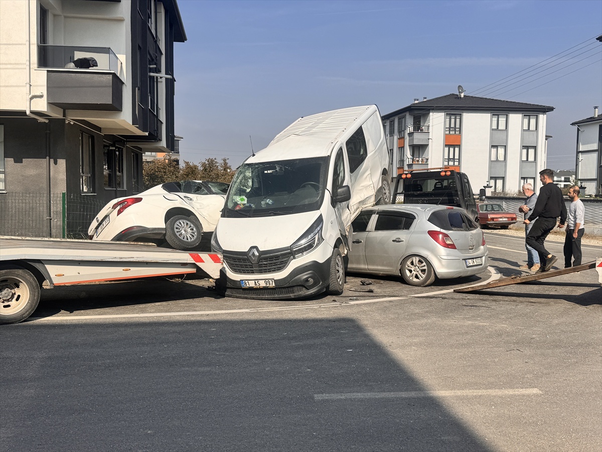 Düzce'de 3 aracın karıştığı kazada park halindeki araç yan yattı, 3 kişi yaralandı