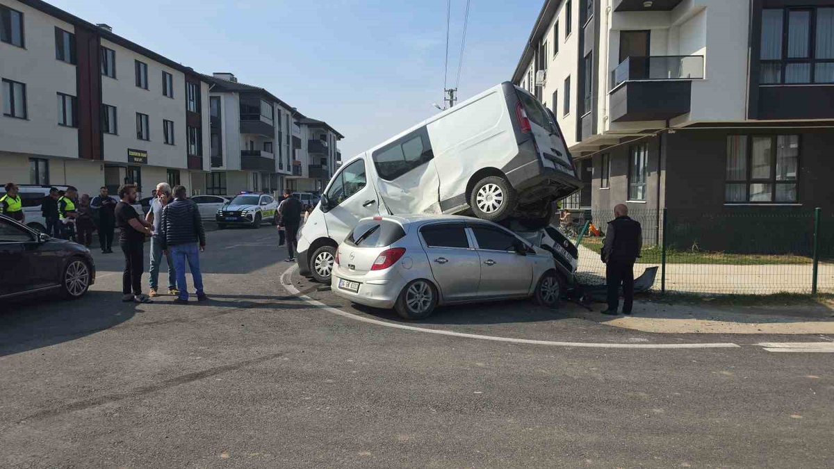 Düzce'de otomobilin çarptığı minibüs park halindeki araca çıktı, 3 kişi yaralandı