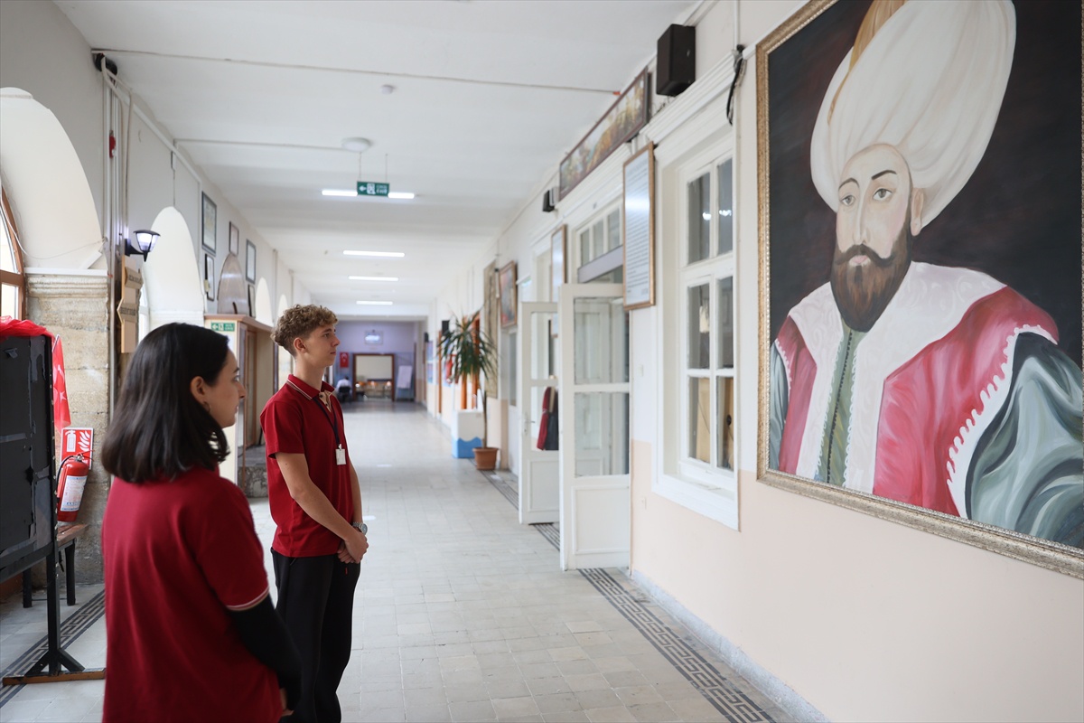 Edirne'de 1893'te inşa edilen tarihi binada 1. Murat Anadolu Lisesi eğitim veriyor