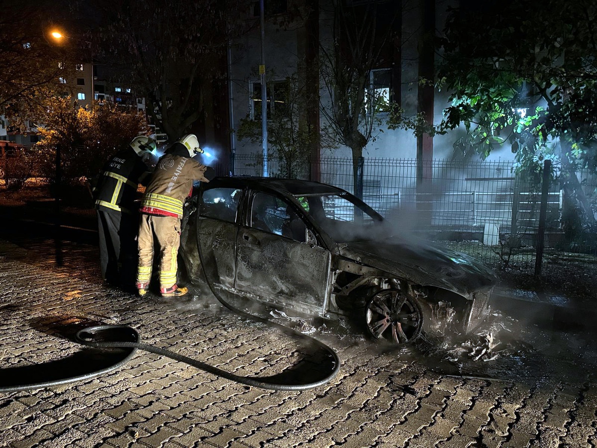 Edirne'de Bulgaristan plakalı otomobil park halinde yanarak kullanılamaz hale geldi
