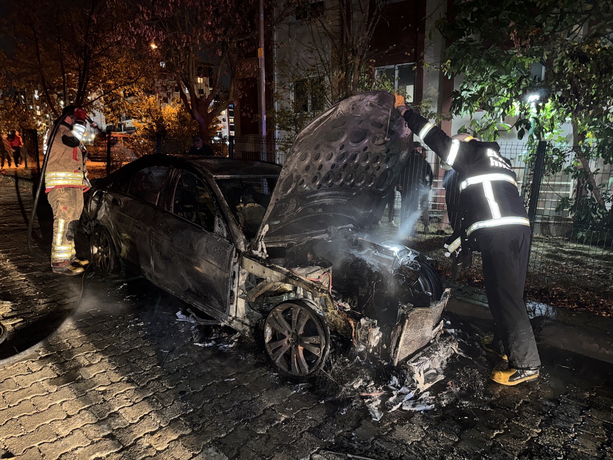Edirne'de park halindeki otomobil motor yangınında kullanılamaz hale geldi