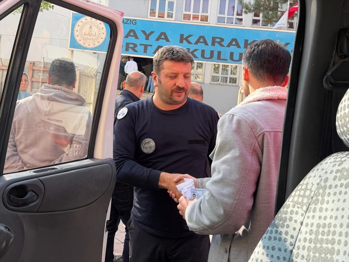 Elazığ'da KPSS adayı asansörde mahsur kaldı! İtfaiye kurtarıp aracıyla sınava yetiştirdi
