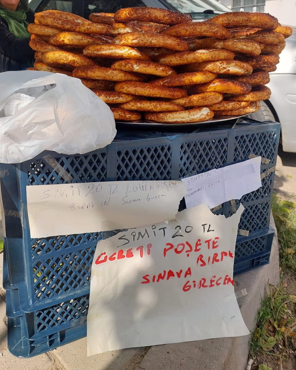 Elazığ'da KPSS'ye giren simitçi tezgahına not bıraktı: Simit 20 TL, ücreti poşete bırak