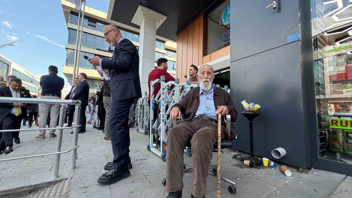 Erzincan TSO seçiminde 93 yaşındaki İsmail Akbaş tekerlekli sandalyeyle oy kullandı