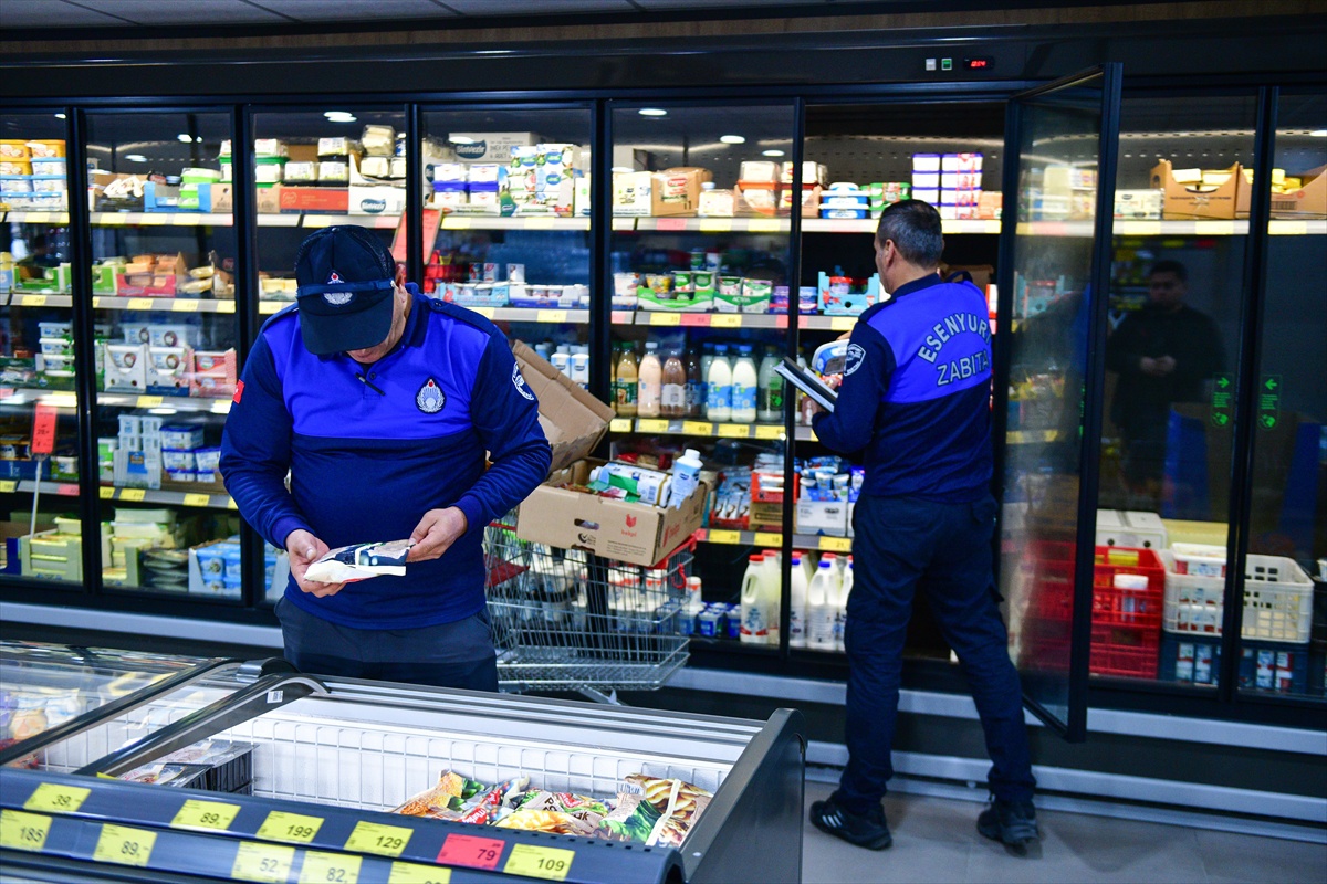 Esenyurt'ta zabıta market denetimlerini yoğunlaştırdı, eksiklere uyarı yapıyor