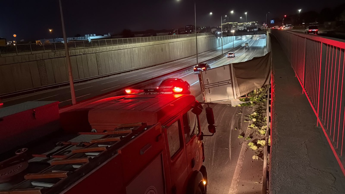 Eskişehir'de alt geçitte devrilen kamyonetin 4 ton marulu yola saçıldı