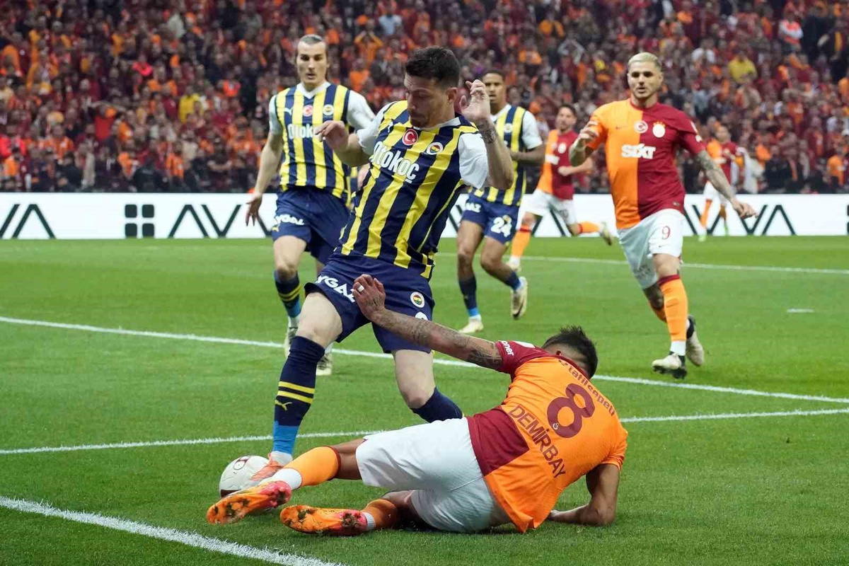 Fenerbahçe'de Mert Hakan Yandaş, Galatasaray derbisinde 7. kez sahaya çıkabilir