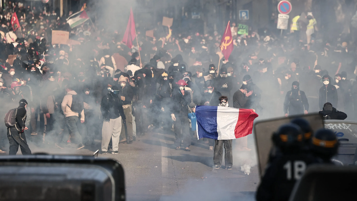 Fransa'da ikinci haftaya taşan protestolarda yaklaşık bin kişi gözaltına alındı