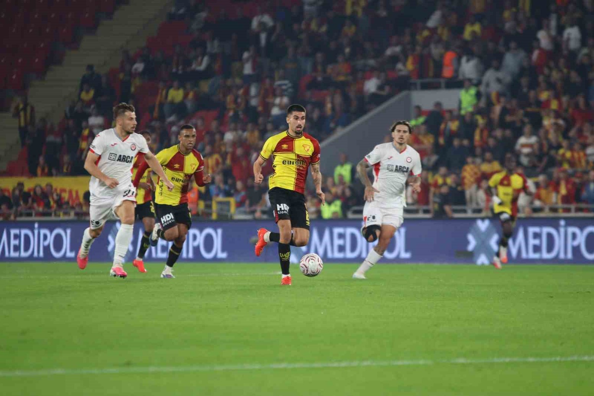 Göztepe, Çorum FK karşısında Antunes ve Juan'ın golleriyle ilk yarıda 2-0 öne geçti