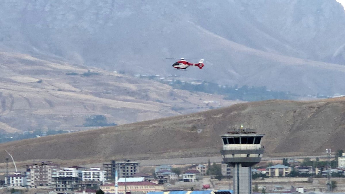 Hakkari Derecik'te entübe 3 yaşındaki çocuk helikopter ambulansla Van'a sevk edildi.