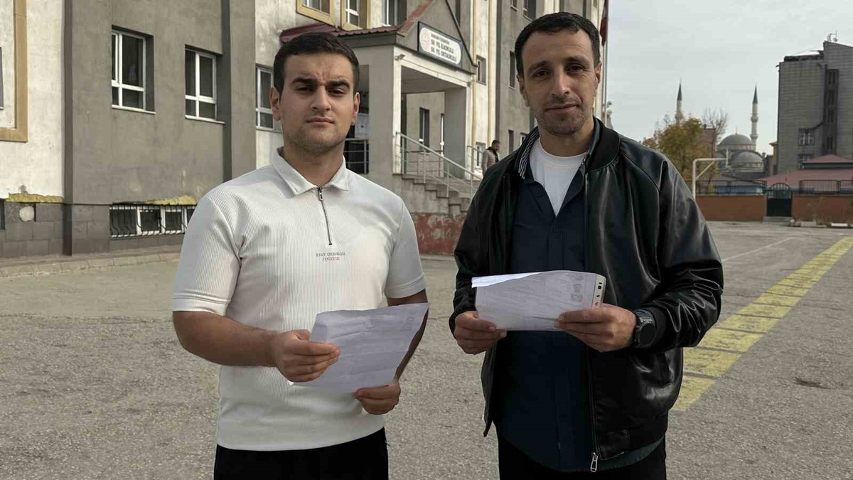 Hakkari Yüksekova'da baba ile oğul aynı okulda KPSS Ortaöğretim sınavına girdi