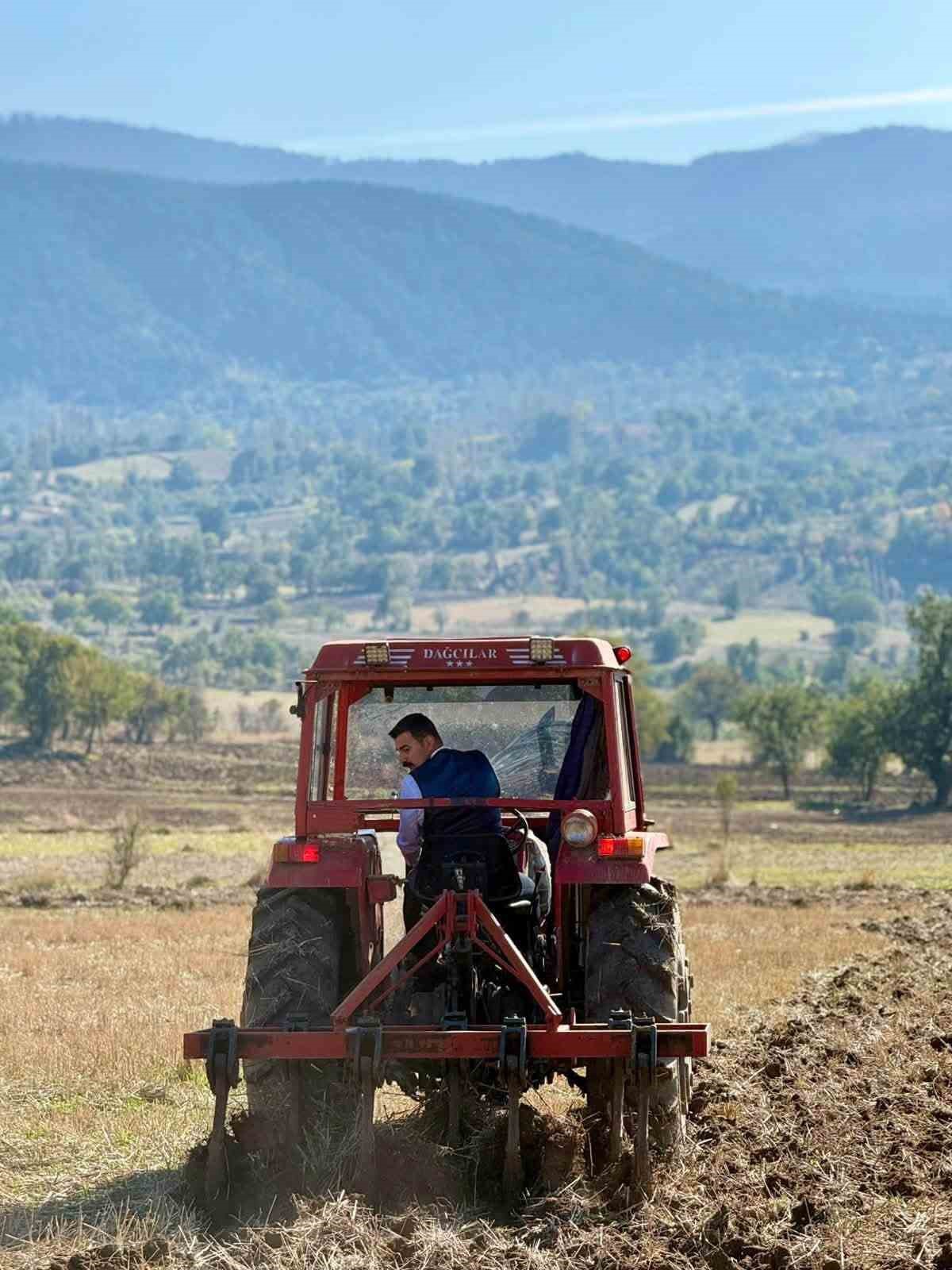 Hamamözü Kaymakamı, ilçede çiftçinin traktörüyle tarla sürdü