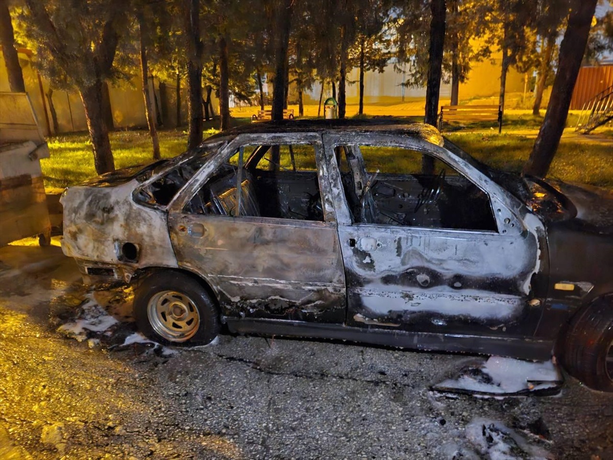 Hatay Antakya'da park halindeki otomobilde çıkan yangını itfaiye söndürdü