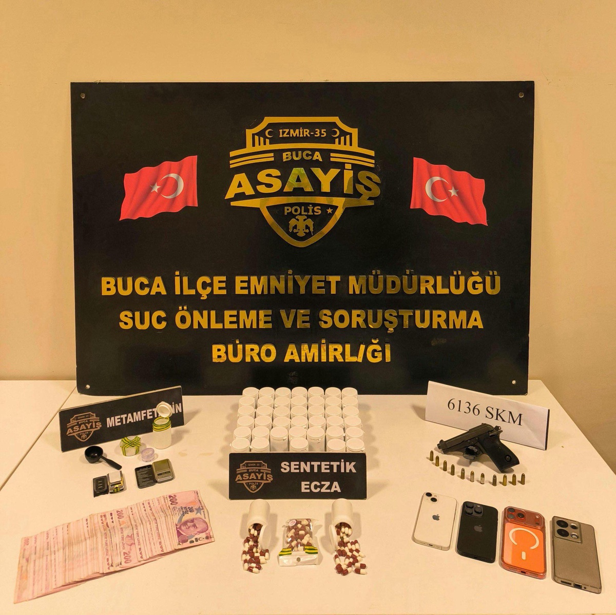 İzmir Buca'da 7 suçtan 1 yıl 8 ay hapis cezasıyla aranan Z.P. yakalandı