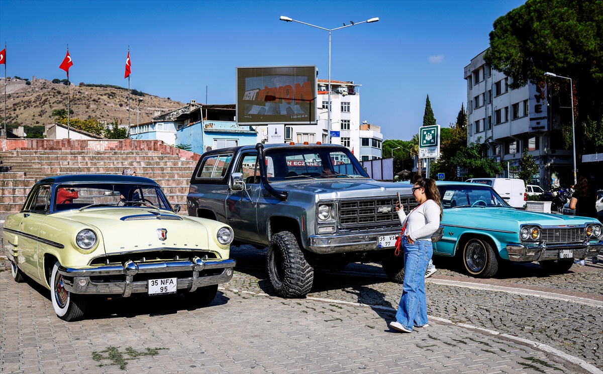 İzmir Klasik Otomobilciler Derneği'nin üyeleri klasik araçları Bergama'da sergiledi