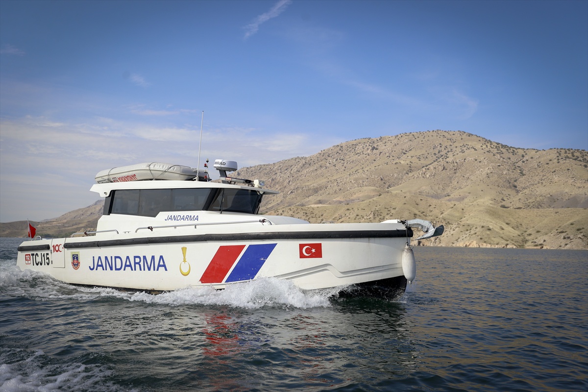 Jandarma bot timi Karakaya Barajı'nda 617 kilometrelik kıyıda 7/24 görev yapıyor
